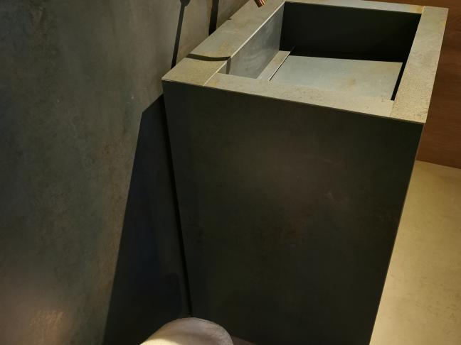 badkamerconcept betonlook XXL-tegel met roesteffect