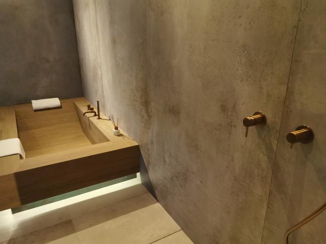 badkamerconcept betonlook XXL-tegel met roesteffect